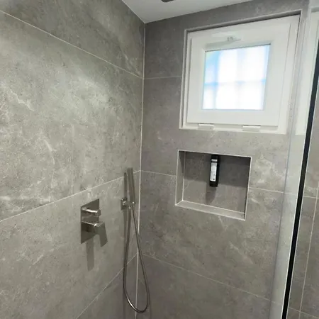 Urban Lotus , Self Check-in Apartman Tirana