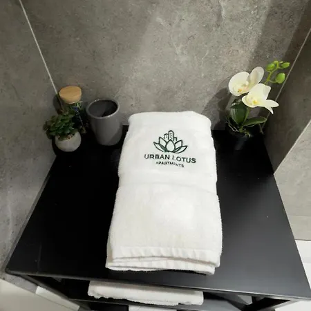 Urban Lotus , Self Check-in Apartman