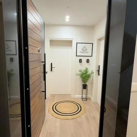 Urban Lotus , Self Check-in Appartement